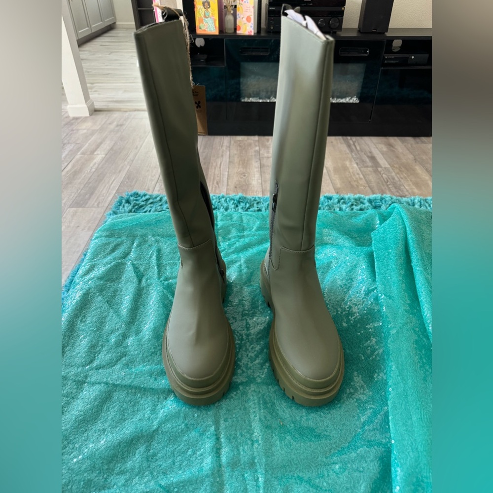 Tall boots- identified as Magicc Olive Pari style